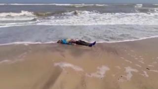 بحر شاطىء نصف القمر يلفظ جثة رضيع وشاب ثلاتيني من ضحايا الهجرة السرية