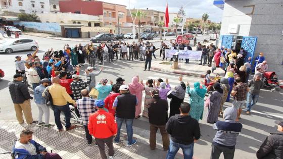 غلاء فواتير الكهرباء يخرج الساكنة للاحتجاج أمام وكالة “لارديج” بأزمور