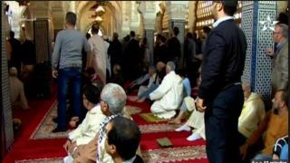 مختل عقليا يهاجم إمام مسجد اليوم