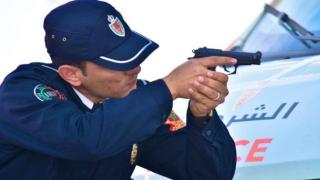 مصرع مشتبه فيه بعيار ناري وإصابة شرطي خلال توقيف جانحين عرضوا حياة الاخرين للخطر